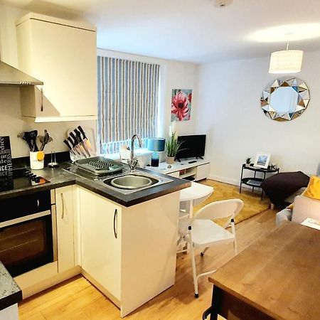 Sea Breeze, 2 Bdr With En-Suites, Private Parking, Internet- Sleeps 4 Ppl Bournemouth Exterior foto