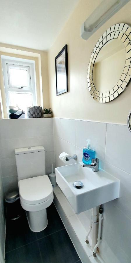 Sea Breeze, 2 Bdr With En-Suites, Private Parking, Internet- Sleeps 4 Ppl Bournemouth Exterior foto