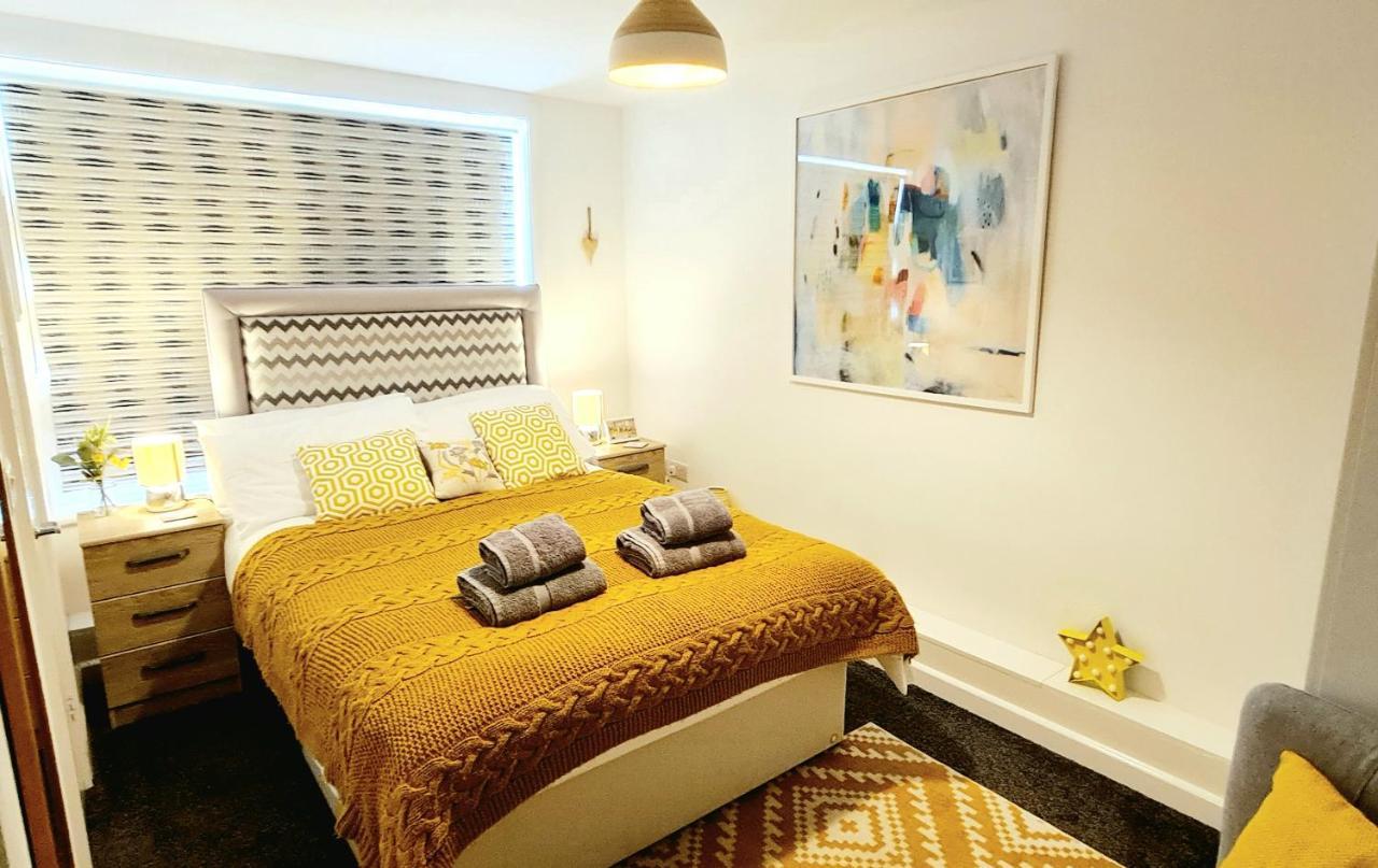 Sea Breeze, 2 Bdr With En-Suites, Private Parking, Internet- Sleeps 4 Ppl Bournemouth Exterior foto
